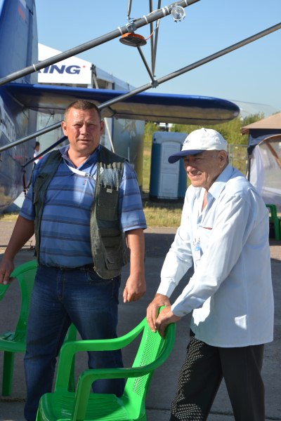 Шеф-пилот производственно-конструкторской компании «Технорегион» (г.Ейск) Леонид Миллер (справа) и второй пилот Константин Сорокин, пригнавшие ТР-301 на «МАКС-2015».