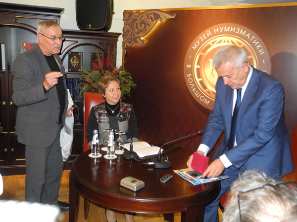 Медаль конкурса ИР «Техника — колесница прогресса» вручена В.Алекперову.