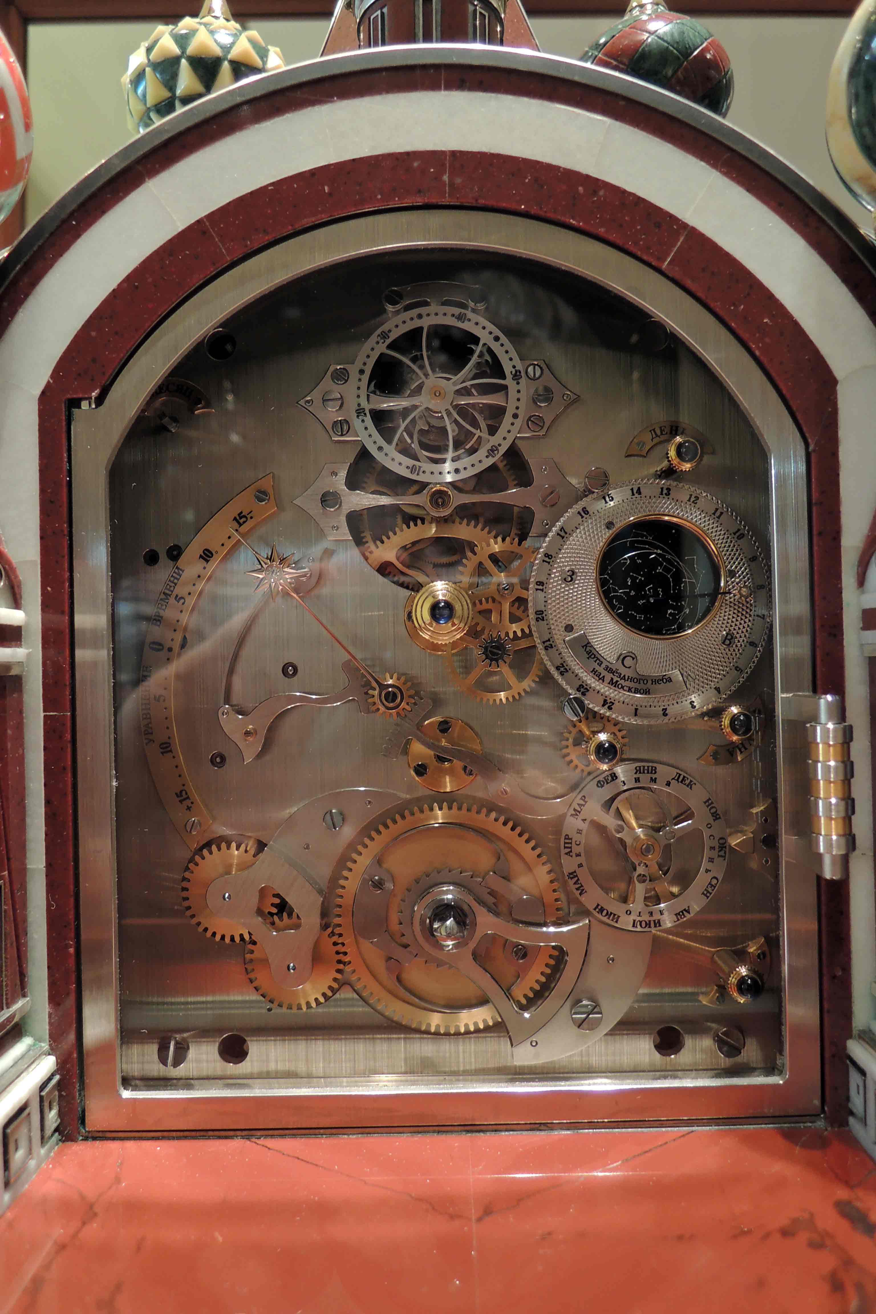 На заднем циферблате сердце часов - односекундный турбийон, указатели звездного времени, уравнения времени и ручки установки других функций.