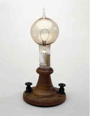 Одна из первых ламп накаливания Эдисона.  Внутри видна нить накаливания из обугленного бамбука.  Пластинку из бамбука толщиной 1мм, вначале сгибали,  а затем подвергали нагреванию в специальной печи.