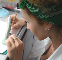 Татьяна Шишкина проверяет заготовки для колес «таинственных» часов.